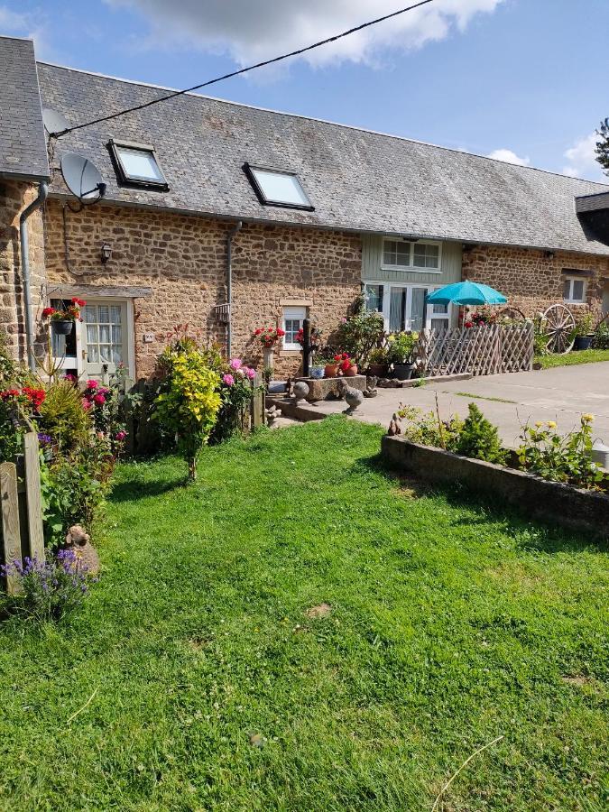 Les Petits Champs Apartment Buais-les-Monts Exterior foto